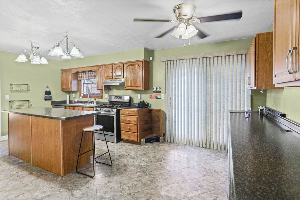 Image 21 of property listing at 27 Bel Air Drive, Centralia, IL 62801