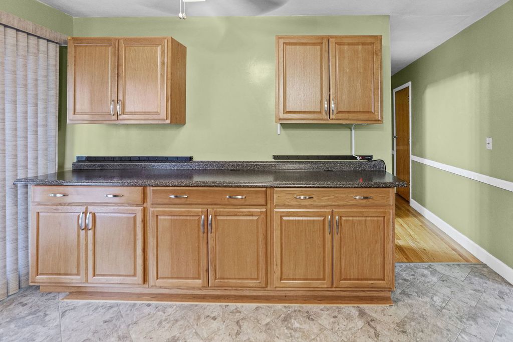 Image 22 of property listing at 27 Bel Air Drive, Centralia, IL 62801