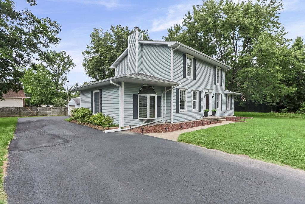 Image 4 of property listing at 27 Bel Air Drive, Centralia, IL 62801