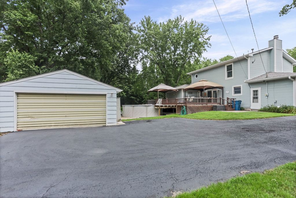 Image 5 of property listing at 27 Bel Air Drive, Centralia, IL 62801