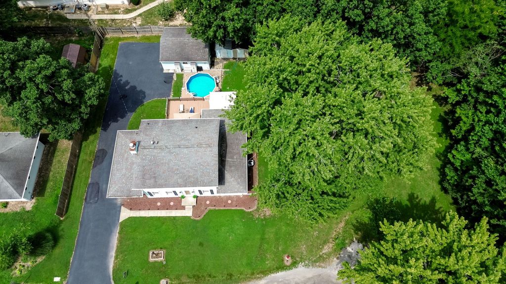 Image 43 of property listing at 27 Bel Air Drive, Centralia, IL 62801