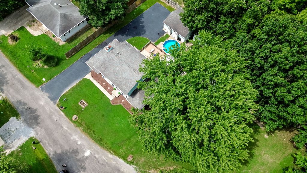 Image 44 of property listing at 27 Bel Air Drive, Centralia, IL 62801