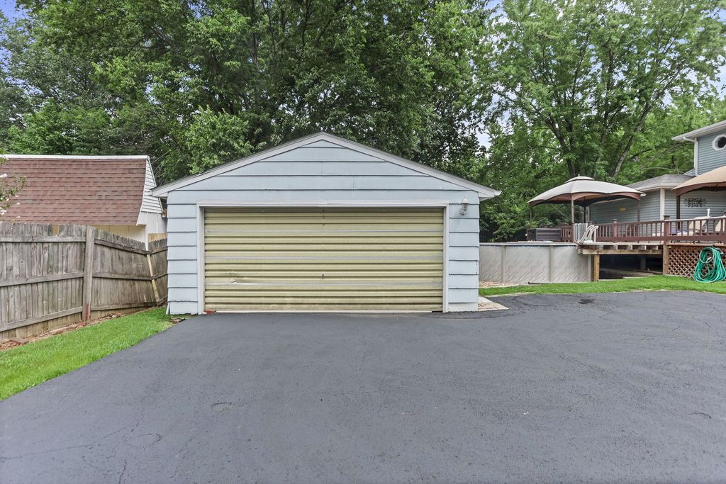 Image 6 of property listing at 27 Bel Air Drive, Centralia, IL 62801