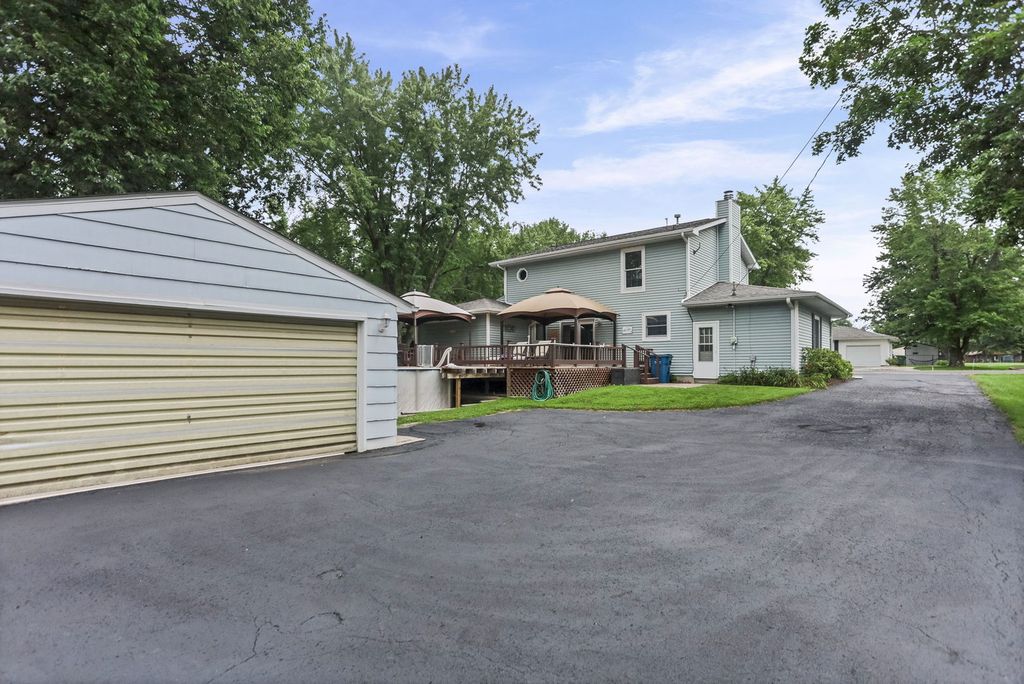 Image 7 of property listing at 27 Bel Air Drive, Centralia, IL 62801