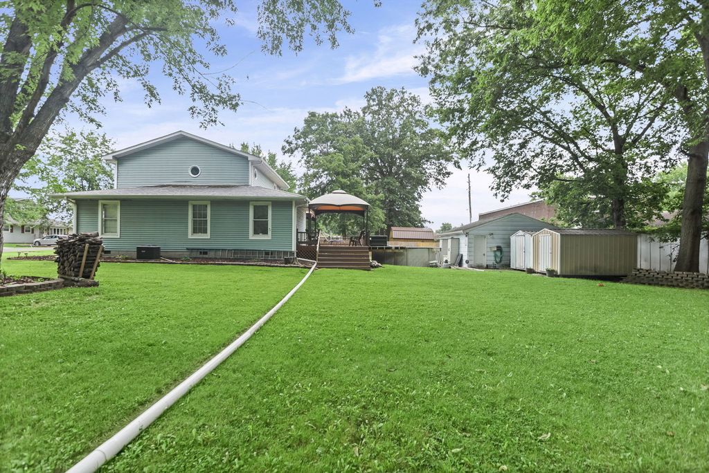 Image 9 of property listing at 27 Bel Air Drive, Centralia, IL 62801