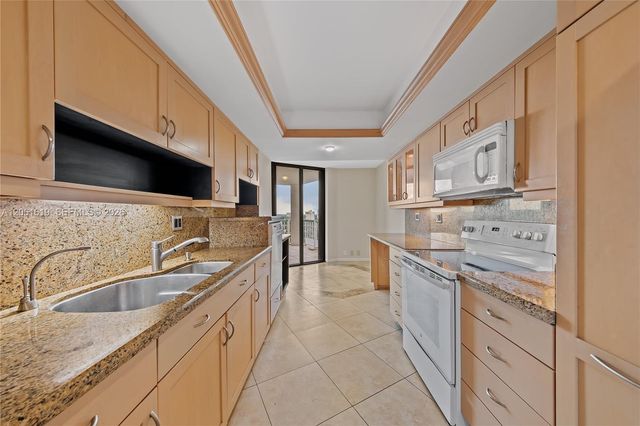 4000 Towerside Ter 1405, Miami, FL 33138