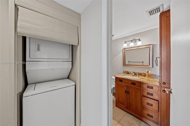 4000 Towerside Ter 1405, Miami, FL 33138