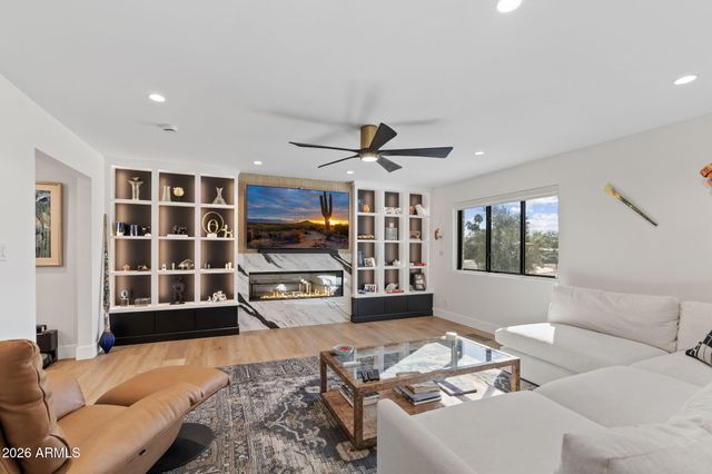 910 E KALER Drive, Phoenix, AZ 85020