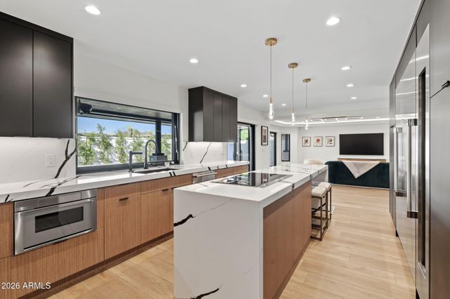 910 E KALER Drive, Phoenix, AZ 85020