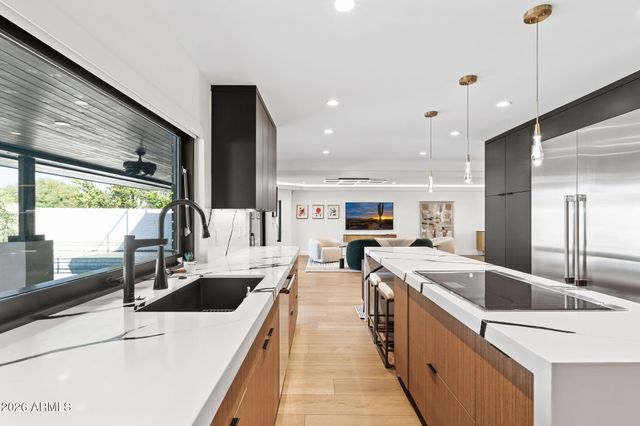 910 E KALER Drive, Phoenix, AZ 85020