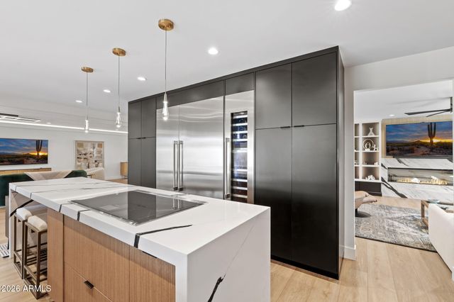 910 E KALER Drive, Phoenix, AZ 85020