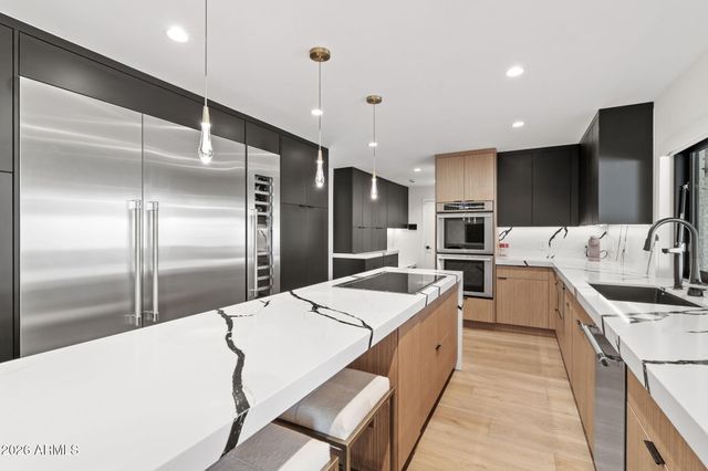 910 E KALER Drive, Phoenix, AZ 85020