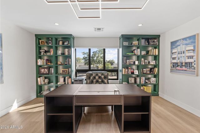 910 E KALER Drive, Phoenix, AZ 85020