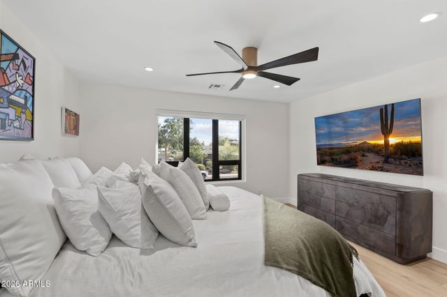 910 E KALER Drive, Phoenix, AZ 85020