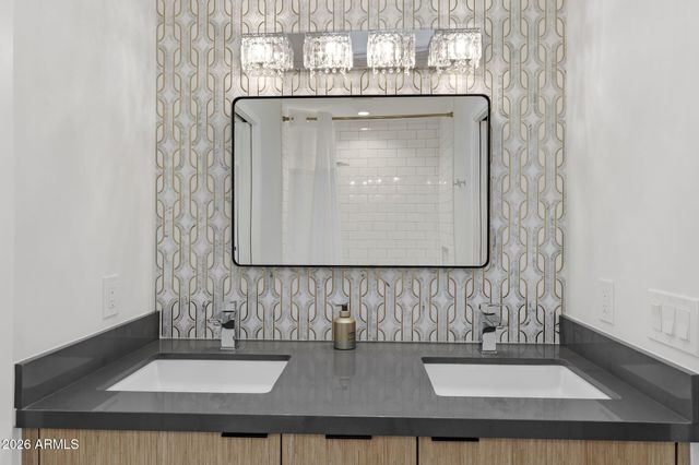 910 E KALER Drive, Phoenix, AZ 85020