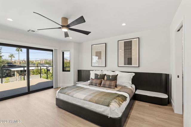 910 E KALER Drive, Phoenix, AZ 85020