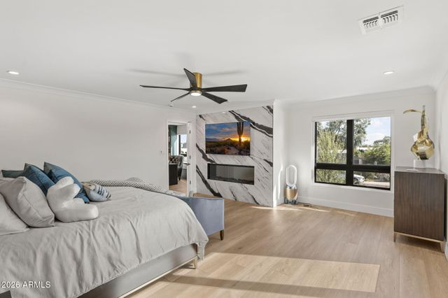 910 E KALER Drive, Phoenix, AZ 85020