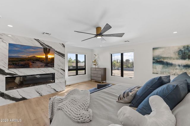 910 E KALER Drive, Phoenix, AZ 85020