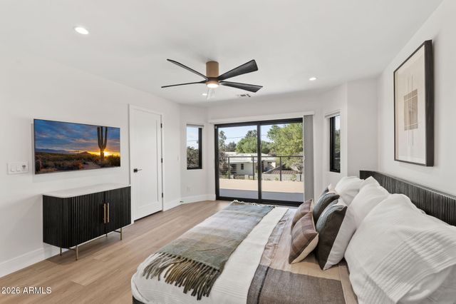 910 E KALER Drive, Phoenix, AZ 85020