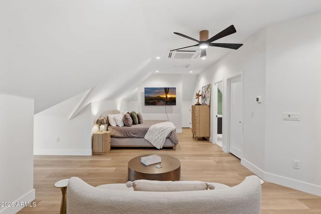 910 E KALER Drive, Phoenix, AZ 85020