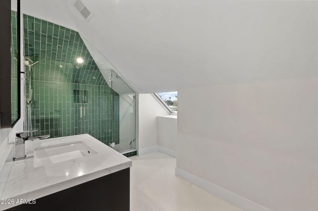 910 E KALER Drive, Phoenix, AZ 85020