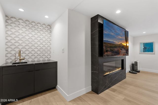 910 E KALER Drive, Phoenix, AZ 85020