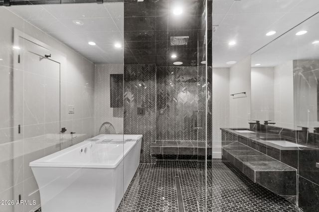 910 E KALER Drive, Phoenix, AZ 85020