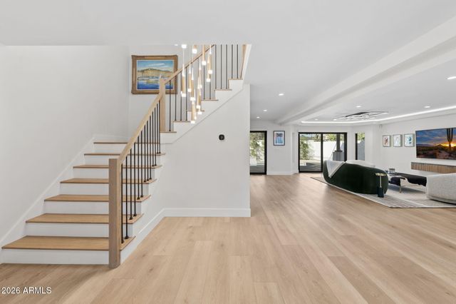 910 E KALER Drive, Phoenix, AZ 85020