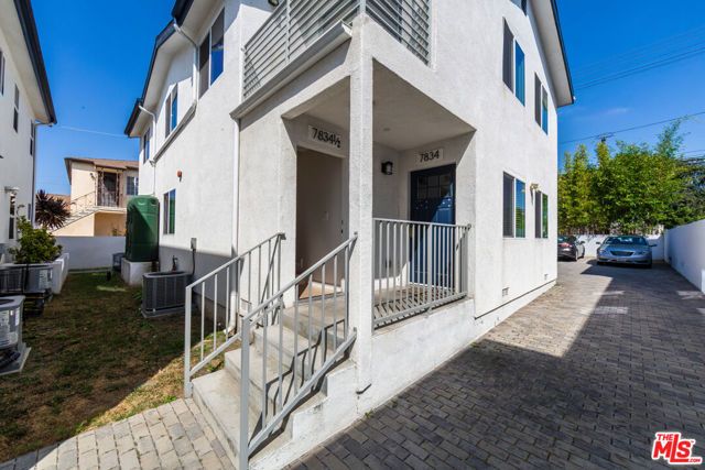 7834 Flight Avenue, Los Angeles, CA 90045