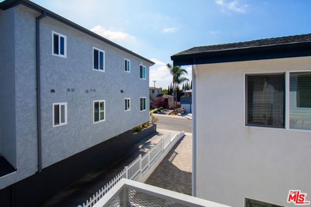 7834 Flight Avenue, Los Angeles, CA 90045
