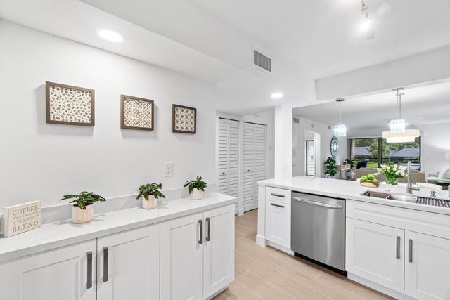 10092 Cedar Point Boulevard 204, Boynton Beach, FL 33437
