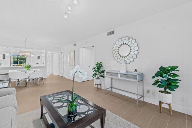 10092 Cedar Point Boulevard 204, Boynton Beach, FL 33437