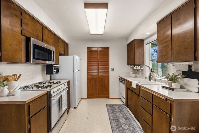 202 Fir Drive NW, Gig Harbor, WA 98335