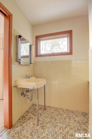 910 2ND Avenue S, Clinton, IA 52732