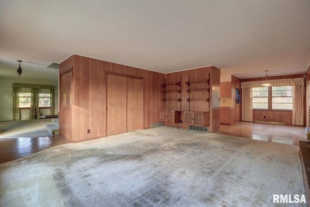 910 2ND Avenue S, Clinton, IA 52732