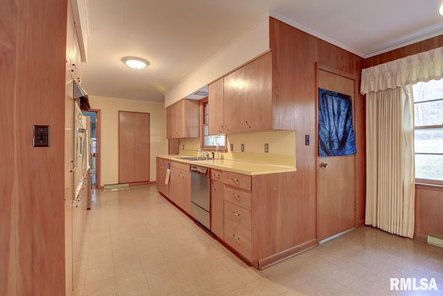 910 2ND Avenue S, Clinton, IA 52732