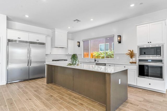 1236 Windmill Avenue, Clovis, CA 93619