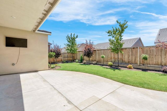 1236 Windmill Avenue, Clovis, CA 93619