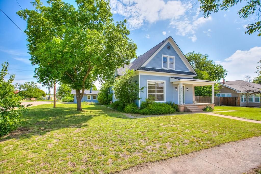 Image 1 of property listing at 810 N 6th St, Ballinger, TX 76821