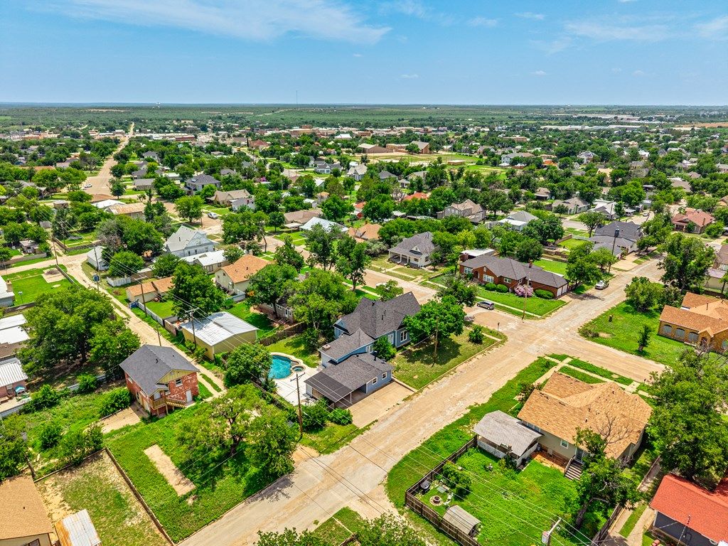 Image 10 of property listing at 810 N 6th St, Ballinger, TX 76821