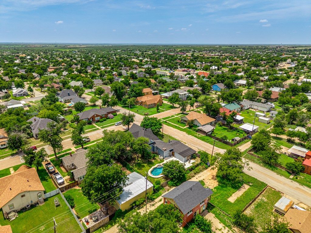 Image 11 of property listing at 810 N 6th St, Ballinger, TX 76821
