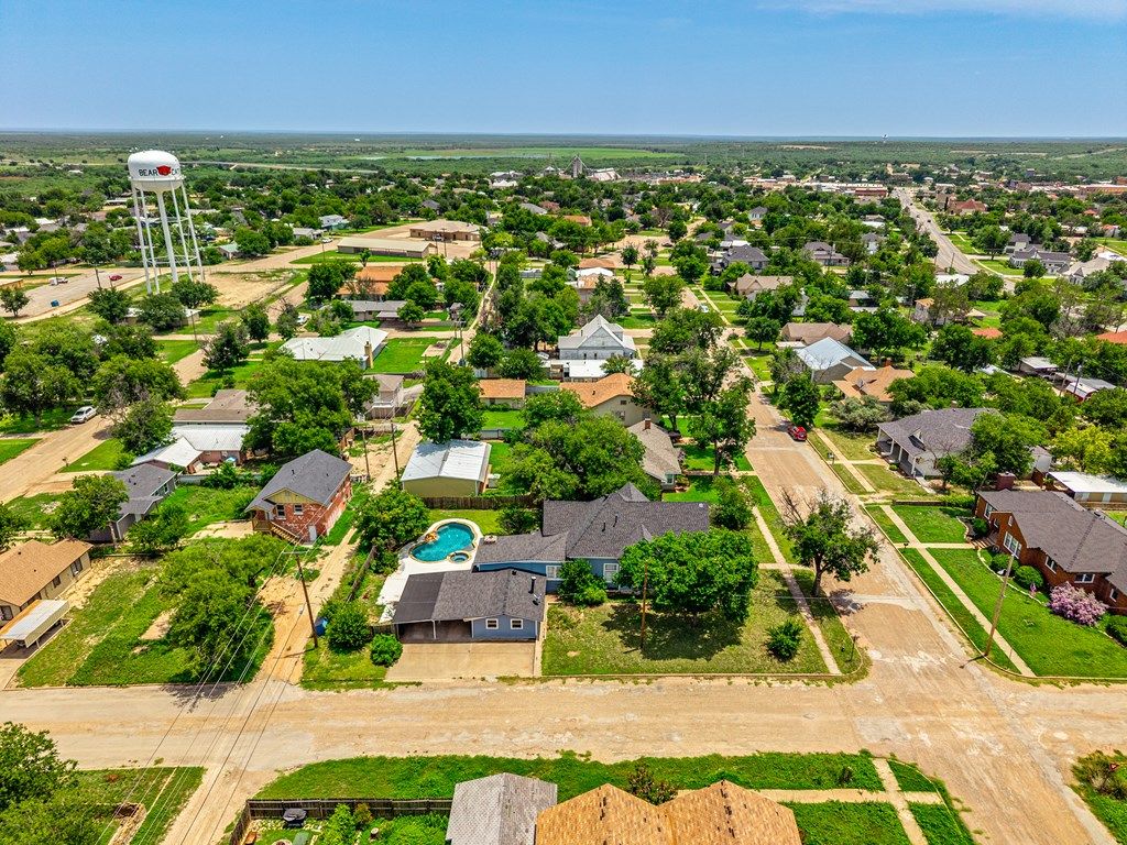Image 12 of property listing at 810 N 6th St, Ballinger, TX 76821