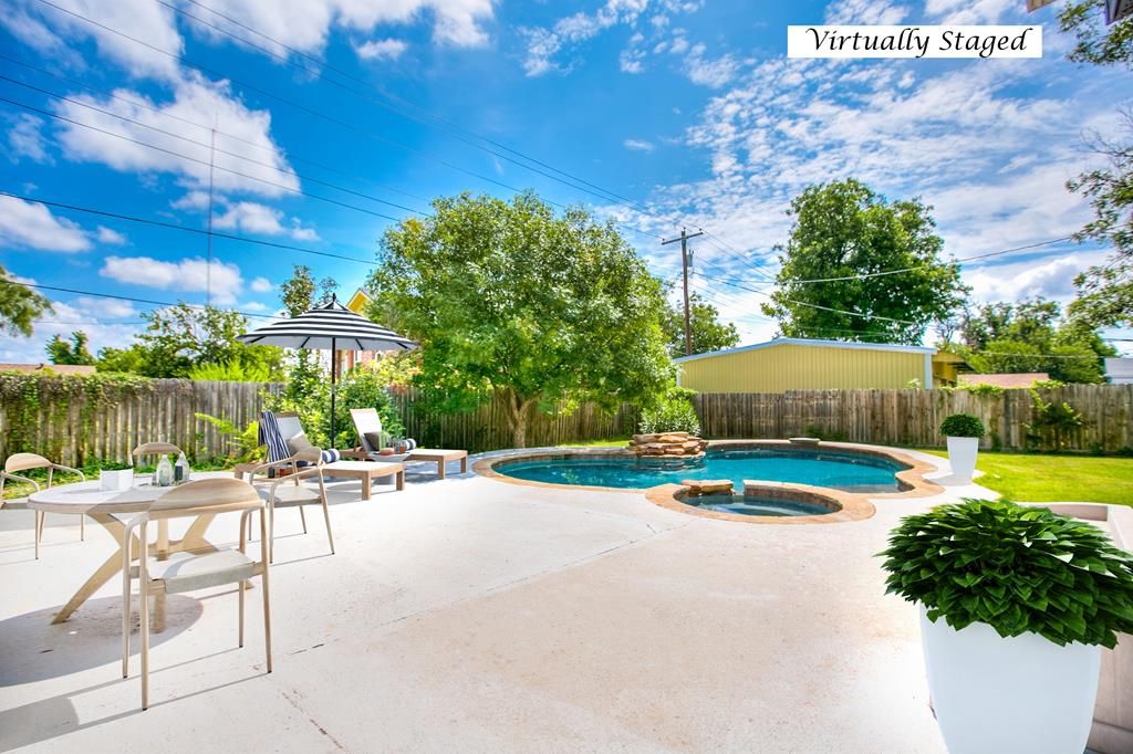 Image 13 of property listing at 810 N 6th St, Ballinger, TX 76821