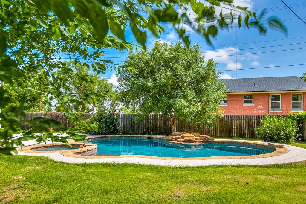 Image 14 of property listing at 810 N 6th St, Ballinger, TX 76821