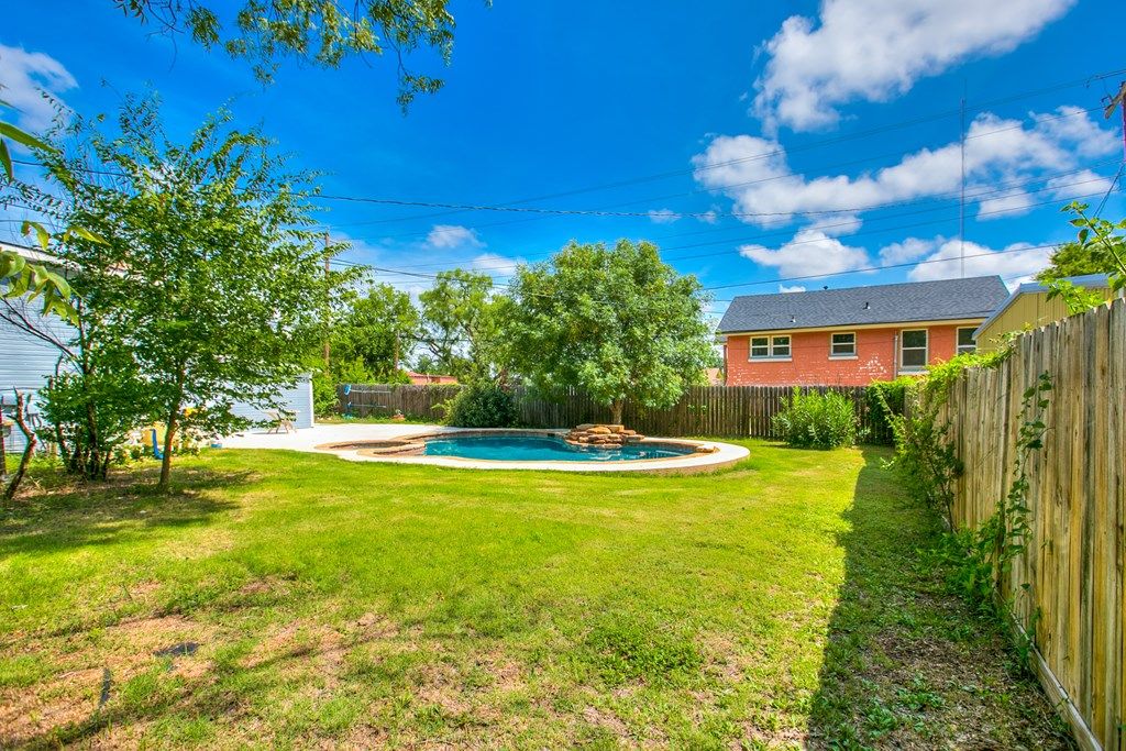 Image 15 of property listing at 810 N 6th St, Ballinger, TX 76821