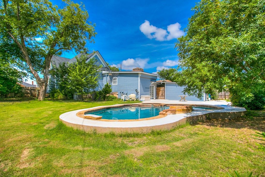 Image 16 of property listing at 810 N 6th St, Ballinger, TX 76821