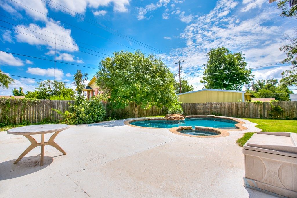 Image 17 of property listing at 810 N 6th St, Ballinger, TX 76821