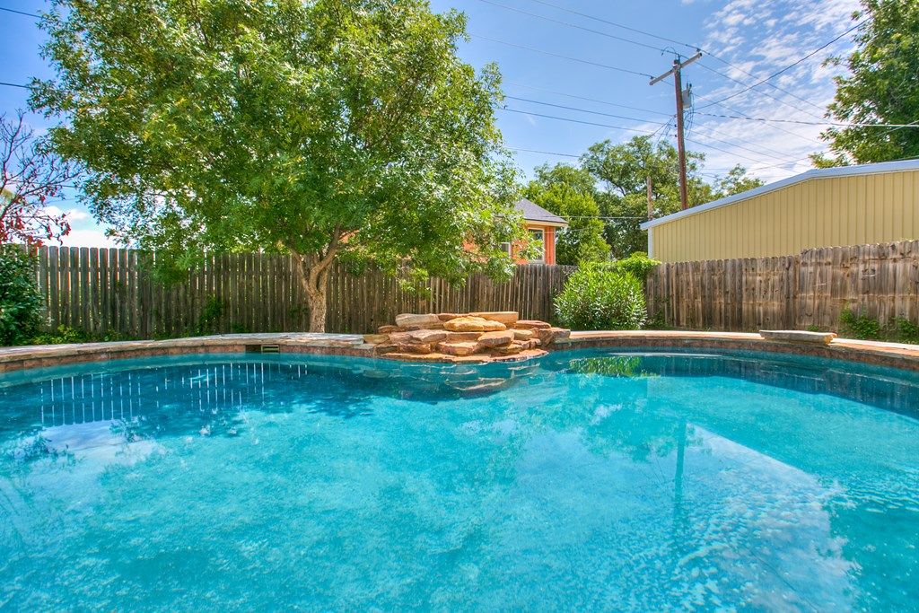 Image 18 of property listing at 810 N 6th St, Ballinger, TX 76821