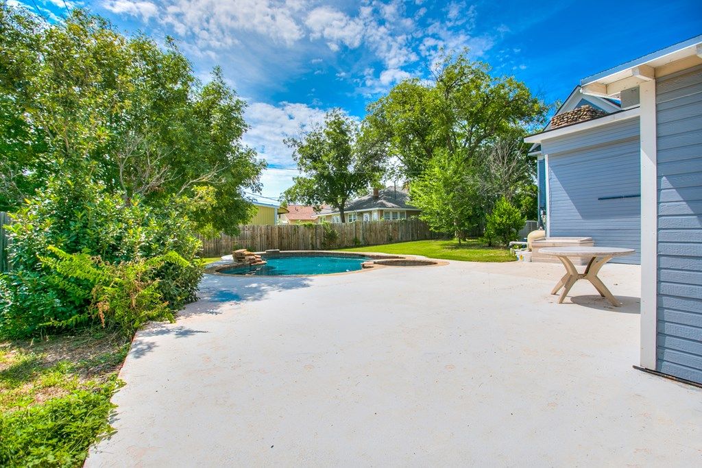 Image 23 of property listing at 810 N 6th St, Ballinger, TX 76821