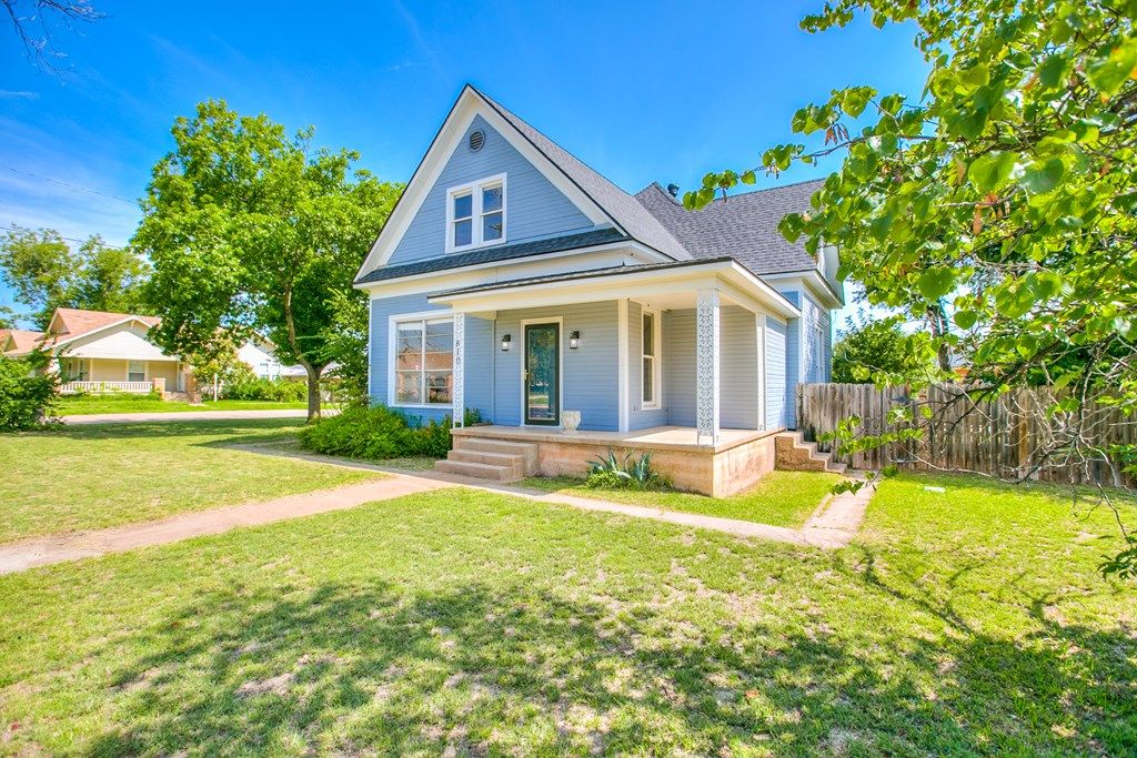 Image 24 of property listing at 810 N 6th St, Ballinger, TX 76821